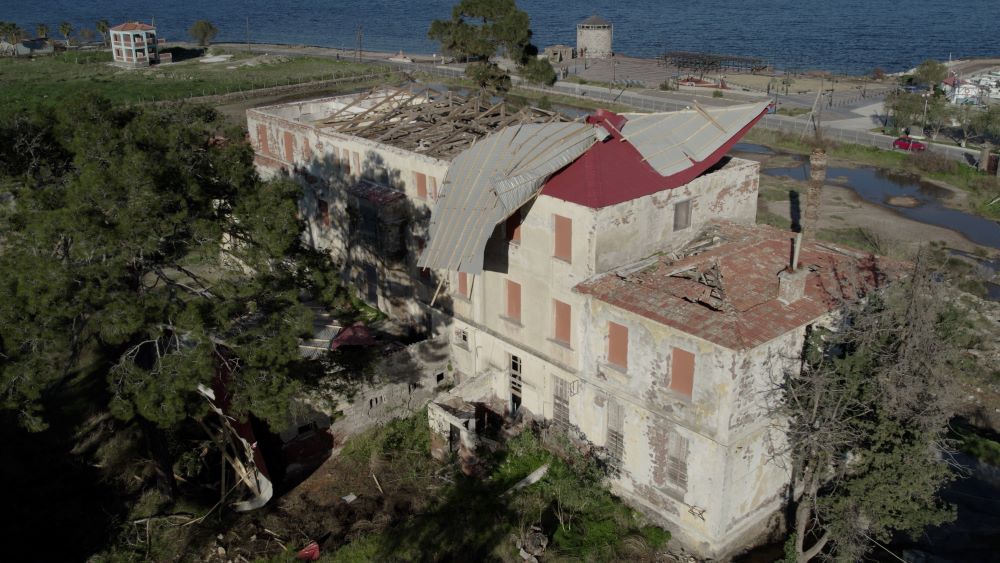 Κατέρρευσε η στέγη…και οι ελπίδες για διάσωση του «Σάρλιτζα»