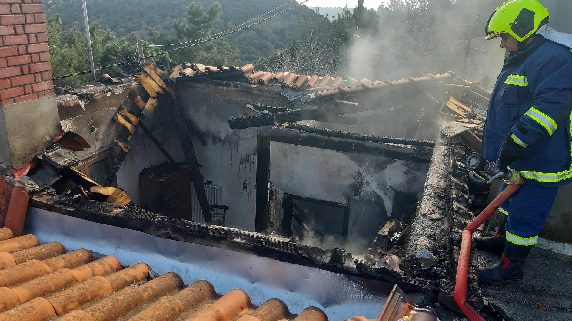 Φωτιά σε μονοκατοικία στην Κλειού – Κατάρρευσε η σκεπή