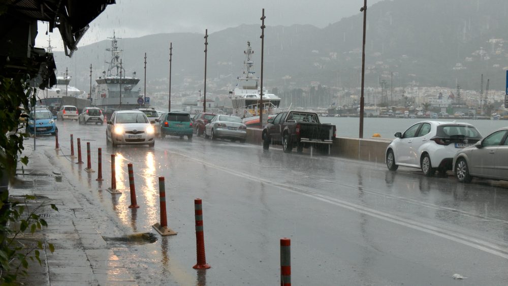 Πλημμύρισαν δρόμοι στη Μυτιλήνη