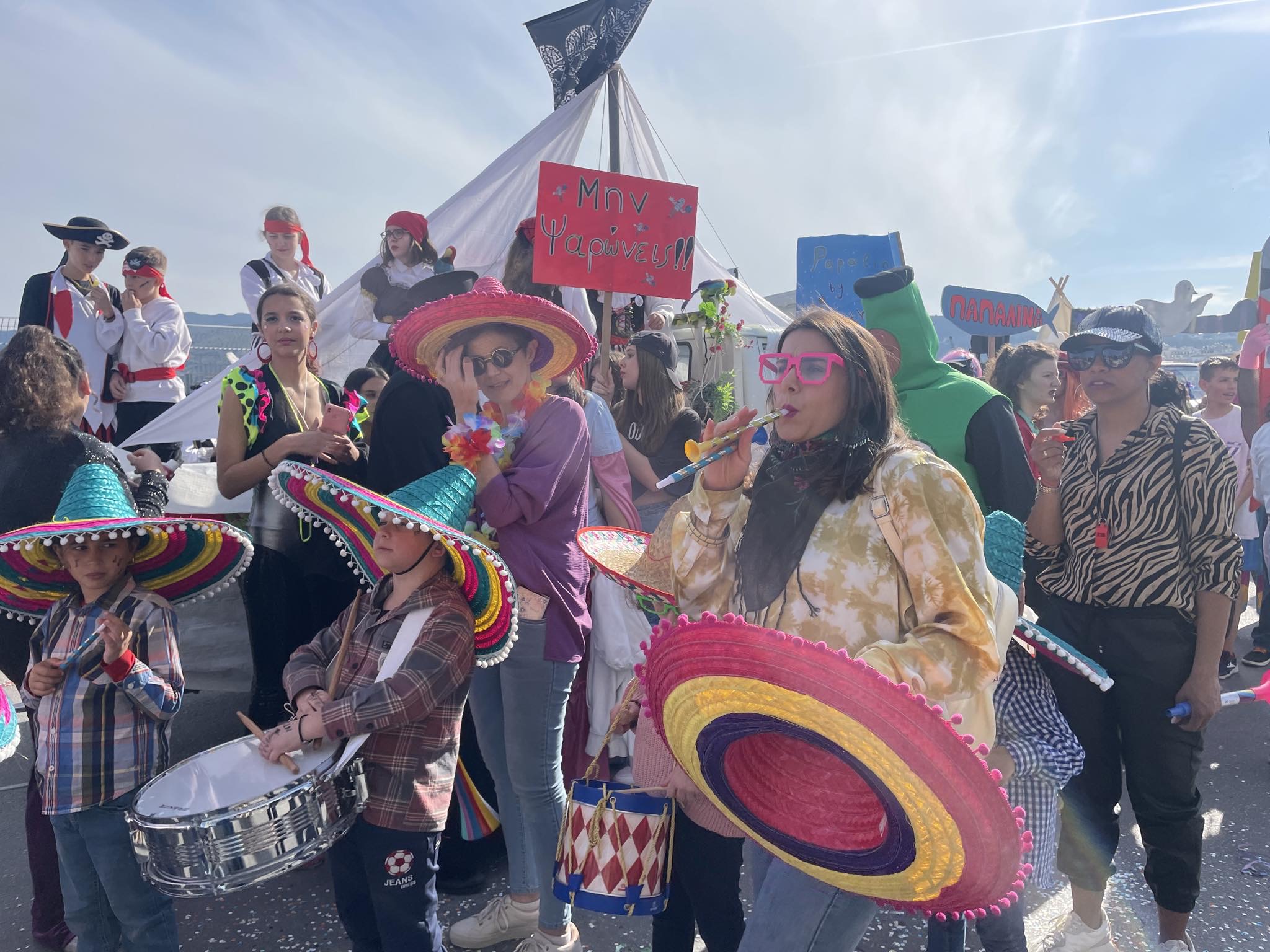 Στο ρυθμό του καρναβαλιού η Μυτιλήνη – Το αδιαχώρητο στην προκυμαία