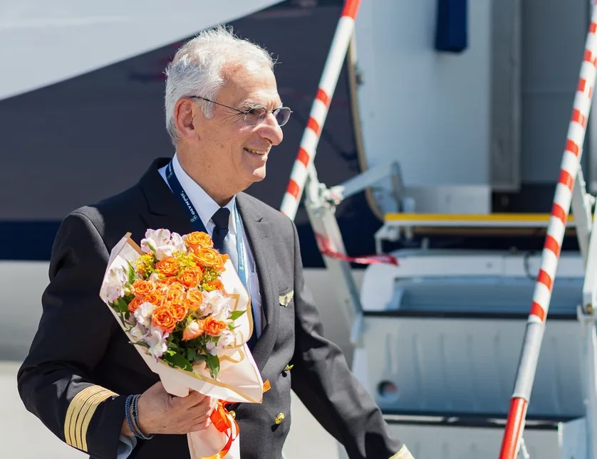 Τελευταία πτήση στη Χίο για πιλότο της Aegean λίγο πριν «κρεμάσει τη στολή του» – Η έκπληξη που του επιφύλαξαν
