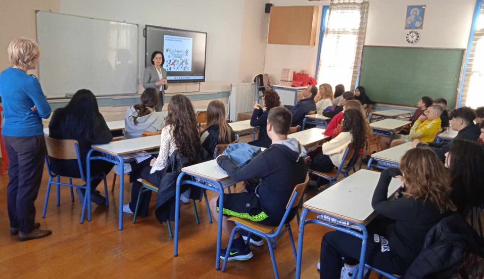 Βράβευση μαθητών του 2ου Γυμνασίου Μυτιλήνης από τη Πρόξενο της Γαλλίας Σοφία Μπαρουτάκη