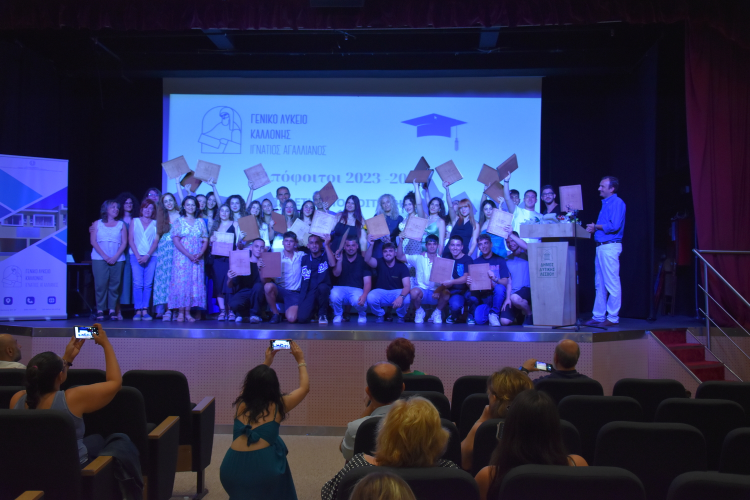 Λαμπρή τελετή για την αποφοίτηση των μαθητών του ΓΕΛ ΚΑλλονής και τιμητικοί έπαινοι σε απόφοιτους